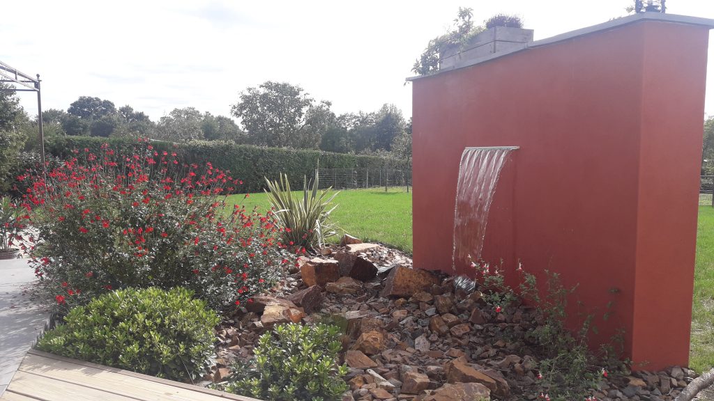 Fontaine et mur rouge